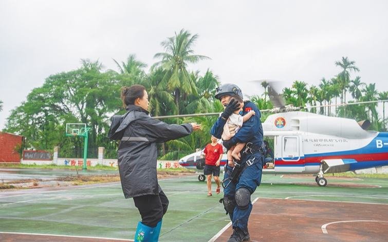 這一抱，盡顯鐵漢柔情